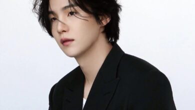 Suga showing his cat Tang on Weverse live