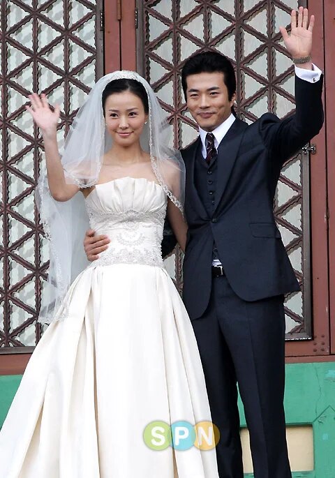 Son Tae Young and Kwon Sang Woo on wedding day