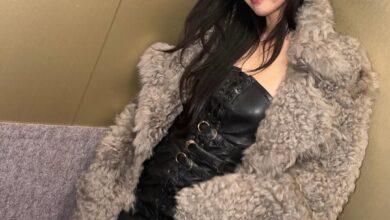 Jennie showing off her abs