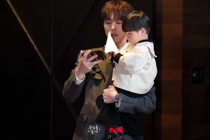 Park Yoo Hoo focused on the phone during the press conference.