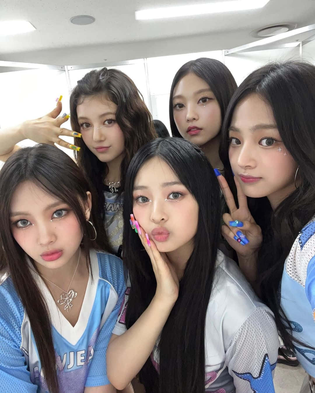NewJeans group selfie