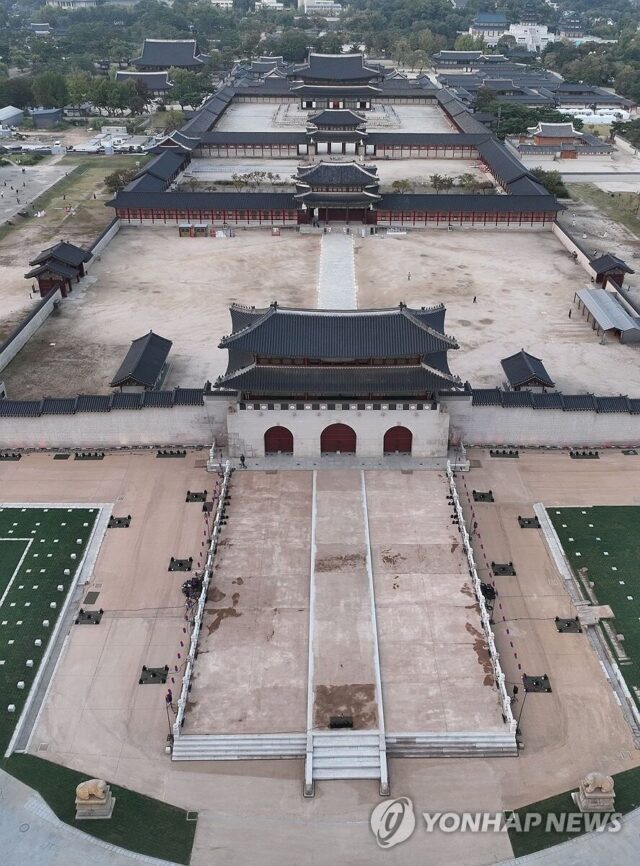 BTS’s Rumored March Along the "King’s Path" Considered Controversial 3 Three palace gates leading to the Woldae