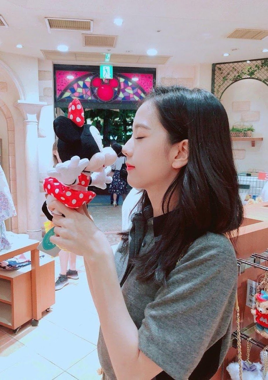 Lisa’s photo of Jisoo in Disneyland