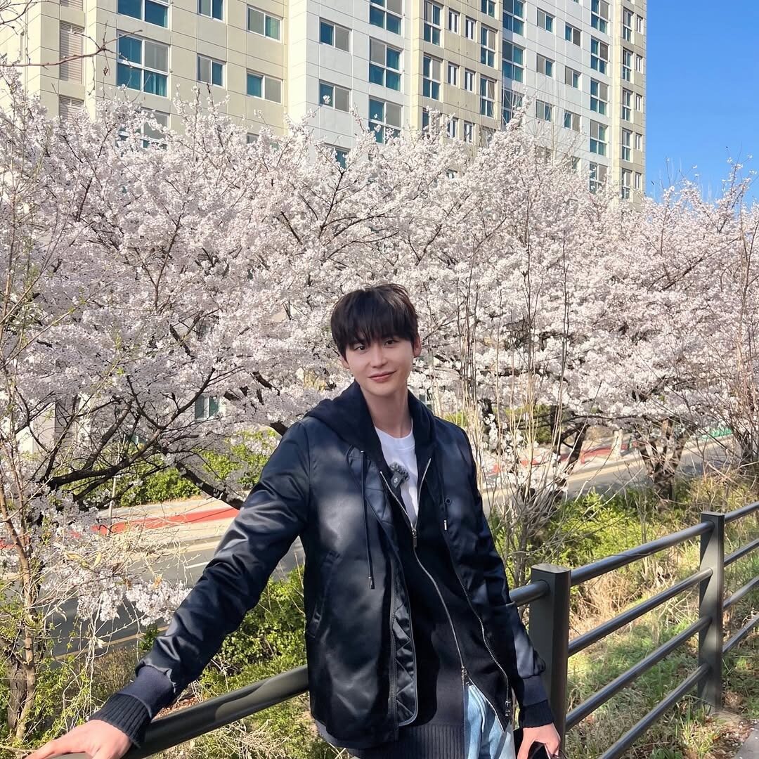 Lee Jong Suk and flower bird face